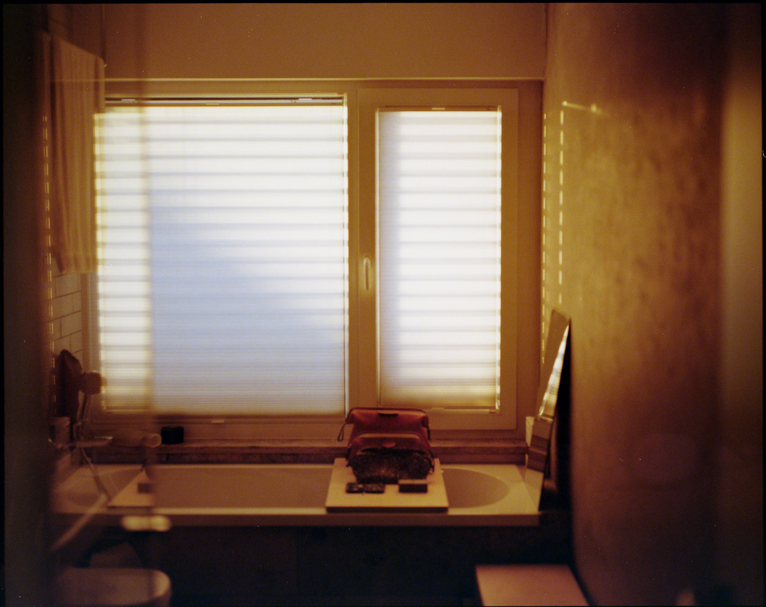 Analog photography diary – personal observations and collected moments by Tobias Leipnitz. Shot on large and medium formt. Leica - Hasselblad - Linhof - Arca Swiss. Leipnitz Medium Format Analog Photography Kodak 4